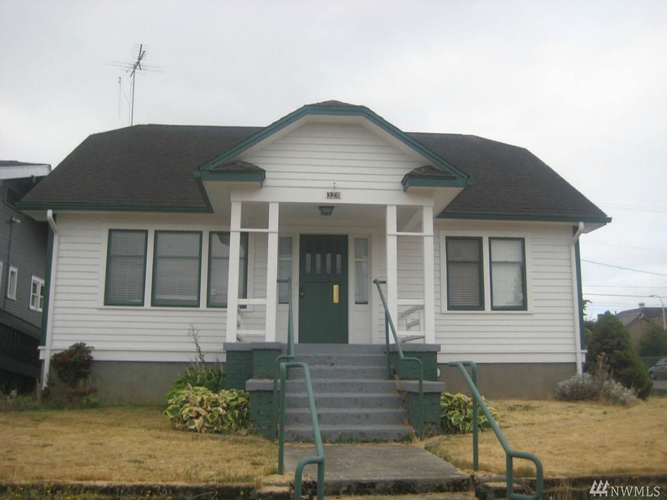 1st image of 328 1st St NE