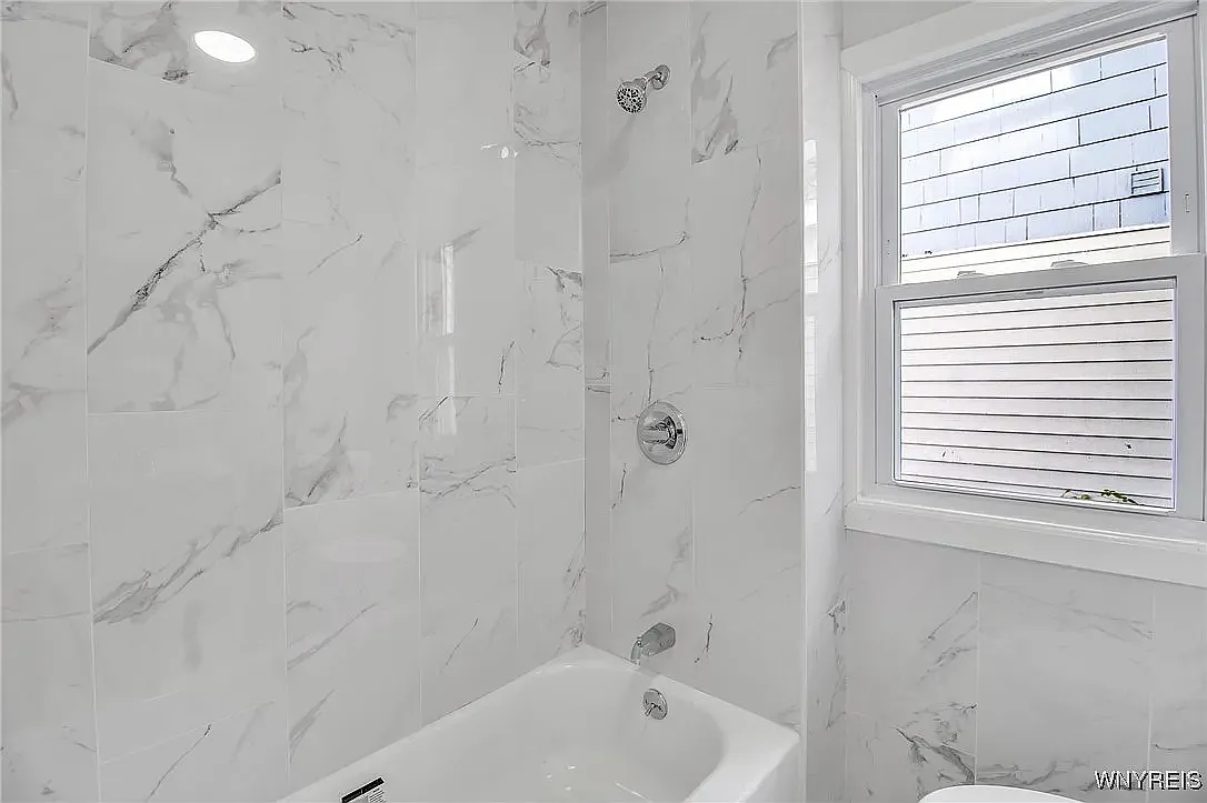 523 Winspear Ave — Photo 4
