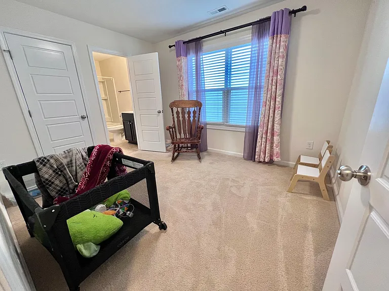 2nd BR w/Jack and jill Full Bathroom