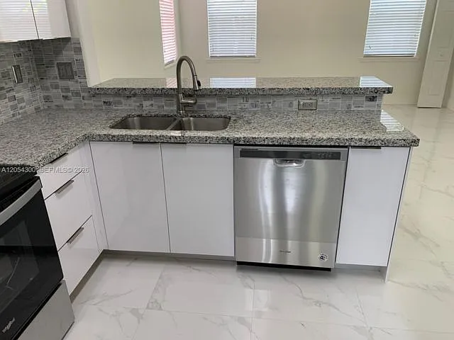 3 bed, 2.5 bath, 2250 sqft, $3,550 — Photo 3