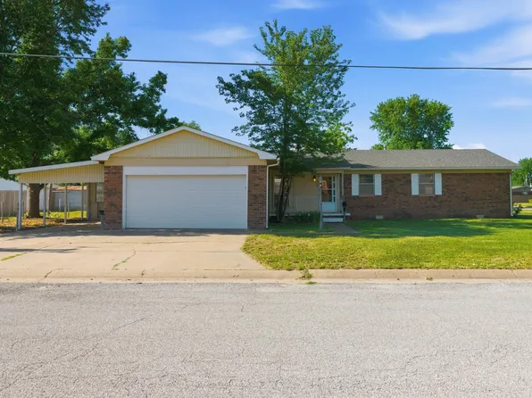 1214 Edgewood Dr, Wellington, KS 67152