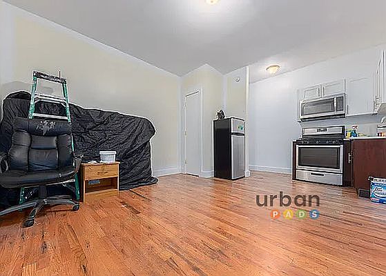 2nd image of 676 Hancock St #3