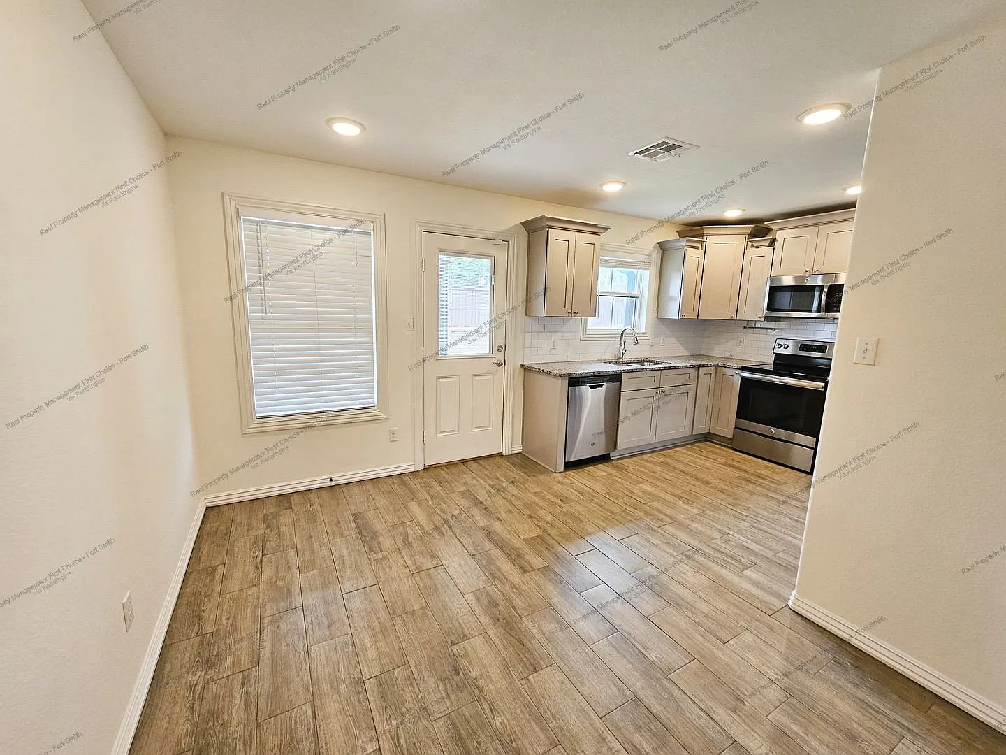 3 bed, 2.5 bath, 1650 sqft, $1,649 — Photo 4
