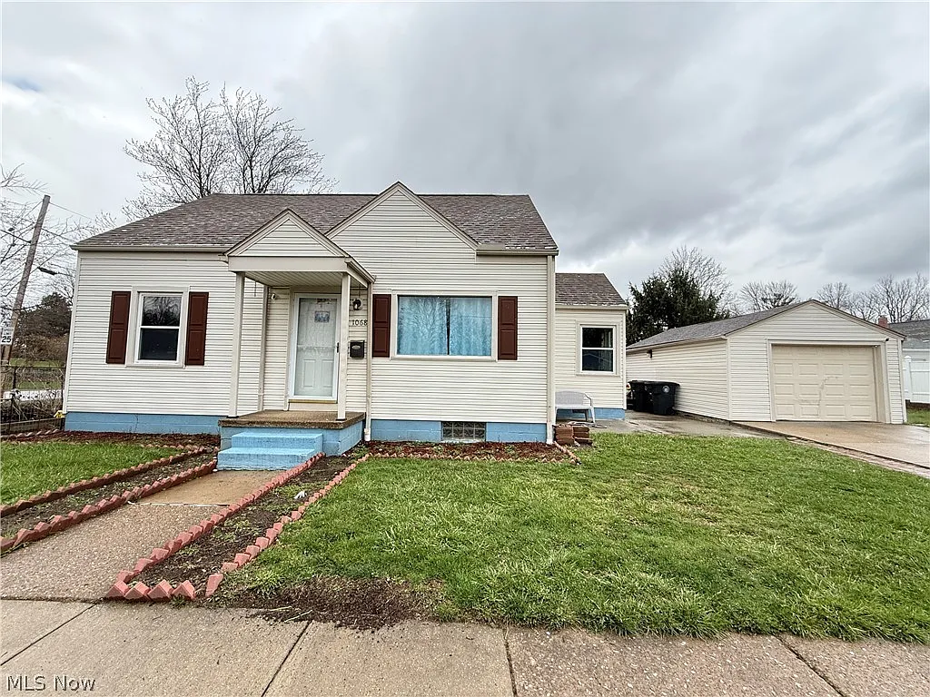 1068 Easton Dr photo 1