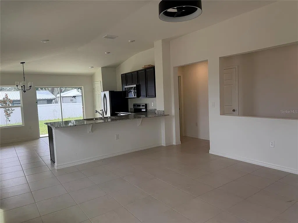 3 bed, 2.0 bath, 1346 sqft, $1,990 — Photo 3