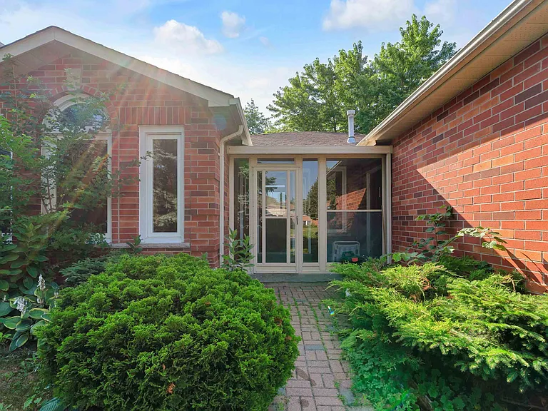 50 Chalmers Dr — Photo 1