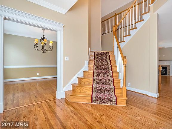 2 story foyer w/ Gorgeous Hardwood floors
