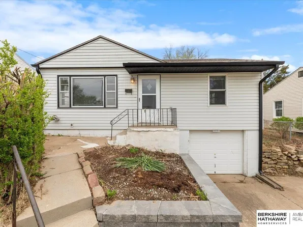 6921 Pinkney St, Omaha, NE 68104