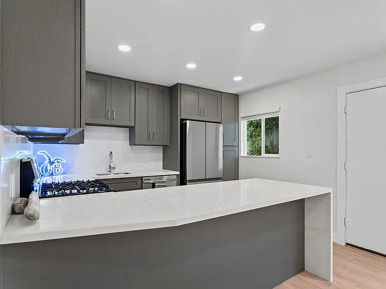 Ocean Beach Living | Modern 2Bd/2Ba | Laundry in-unit — Photo 18