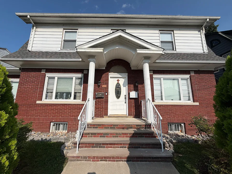 225 E 19th St #2