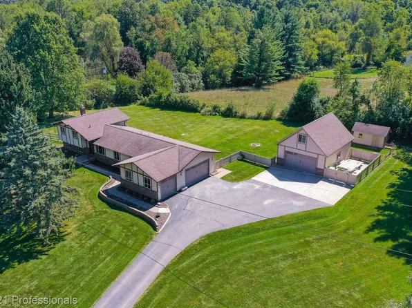 7380 Hitchcock Rd, White Lake, MI 48383
