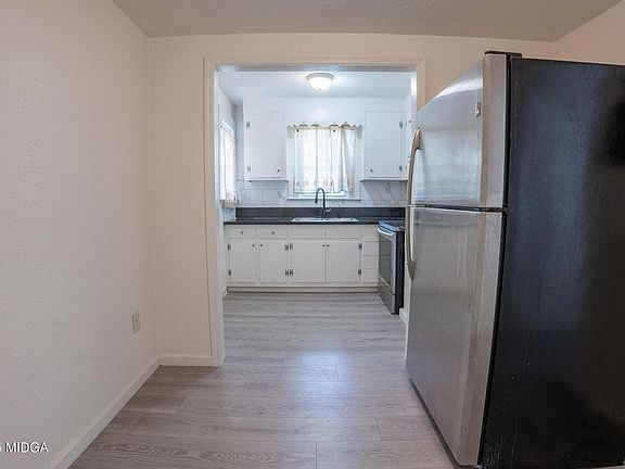 4th image of 760 Cowan St Unit B