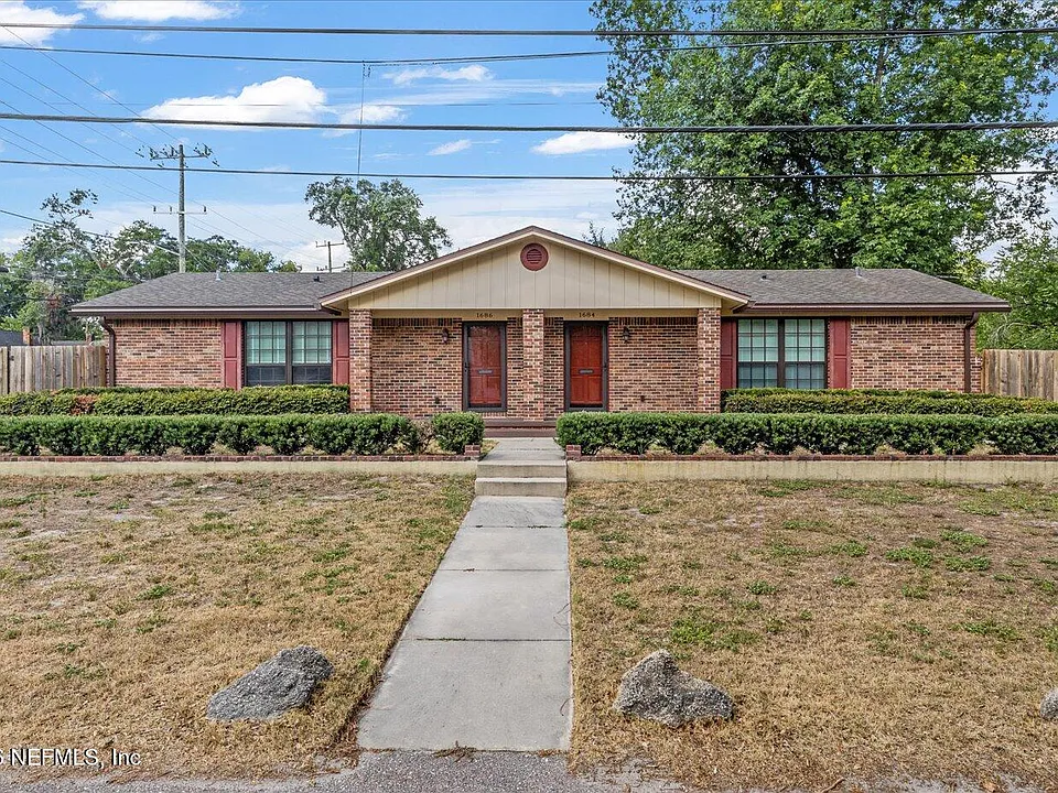1684 Pinegrove Ave