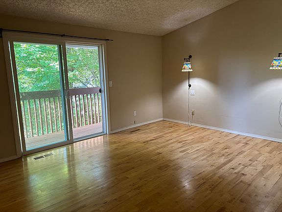 4th image of 1403 NE 124th St