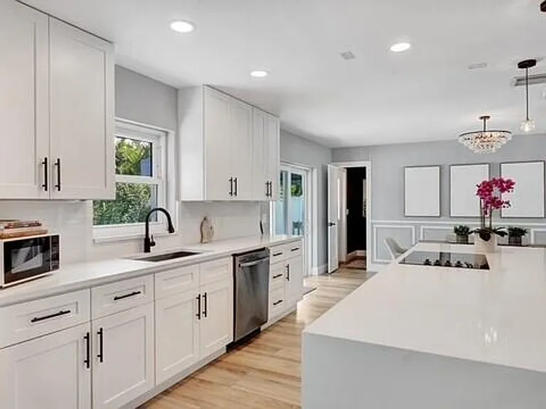 722 SW 28th Ave — Photo 2