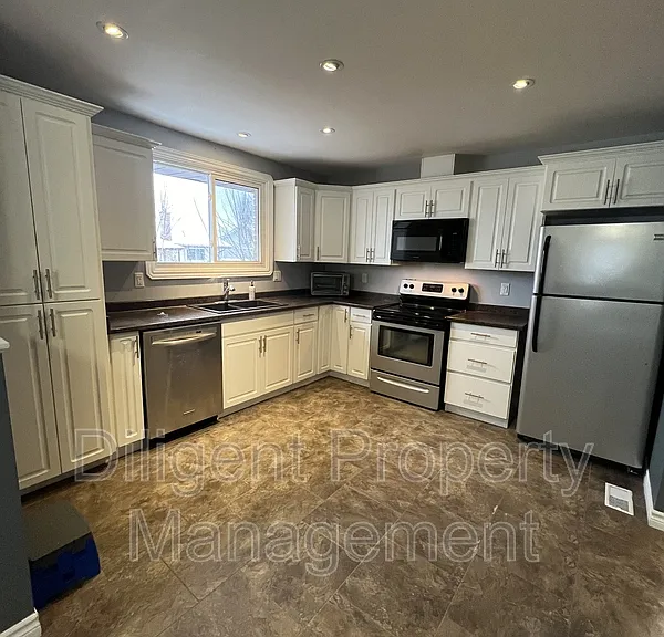 596 Garside Dr — Photo 3