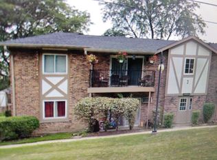 16W515 79th St APT 3-208, Willowbrook, IL 60527