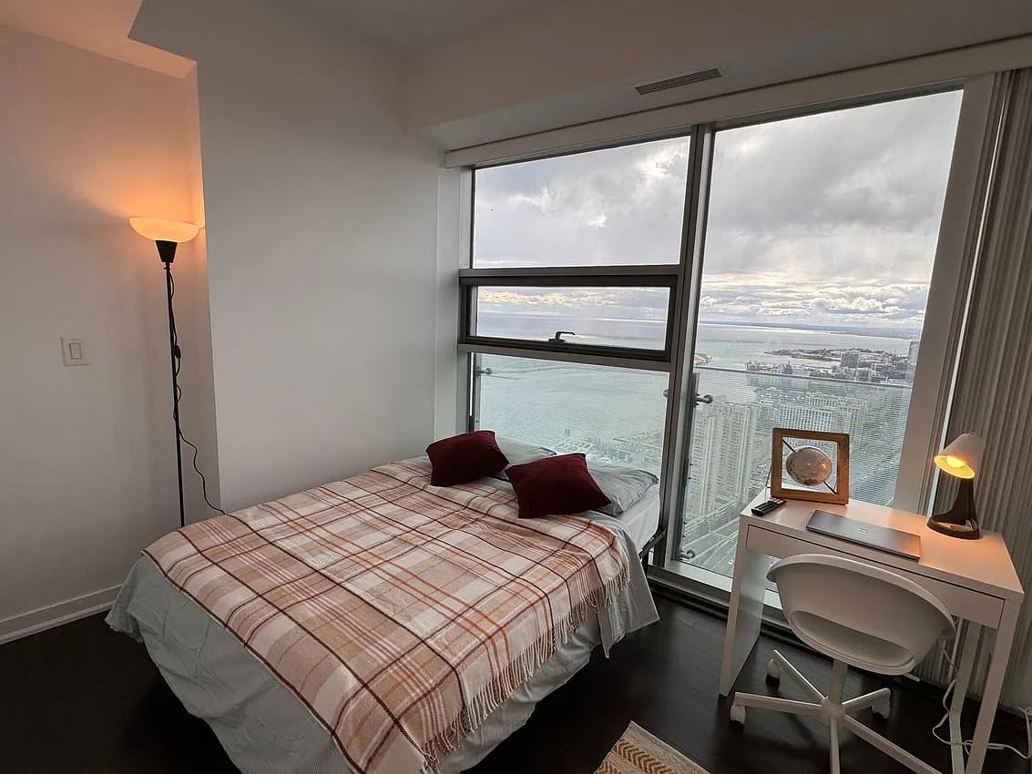 Deluxe Room - York St & Bremner Blvd — Photo 2