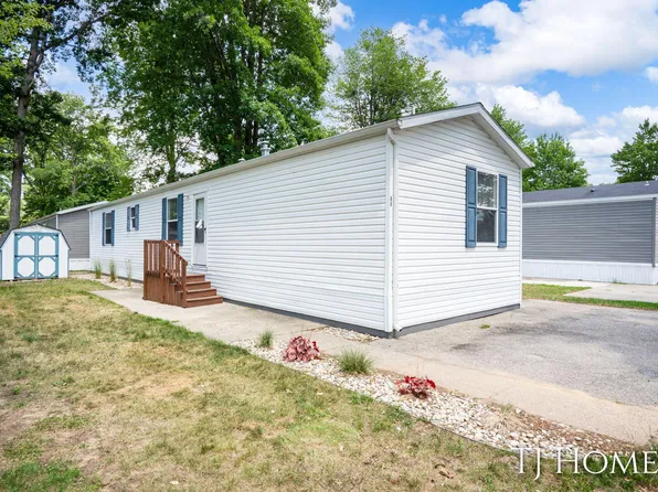 68 Viking Dr NW, Sparta, MI 49345