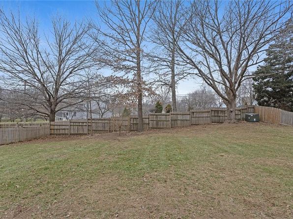 7704 Haskins St, Lenexa, KS 66216