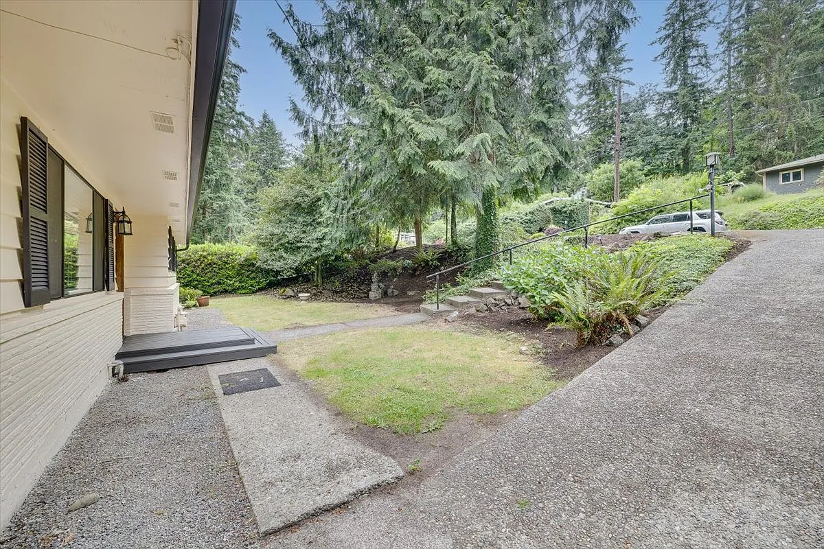 Spacious 3 bed 2.5 bath in Eastgate neighborhood. — Photo 3