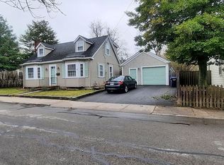 82 3rd St, Newport, RI 02840