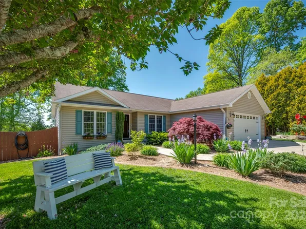 125 Red Cedar Dr, Hendersonville, NC 28792