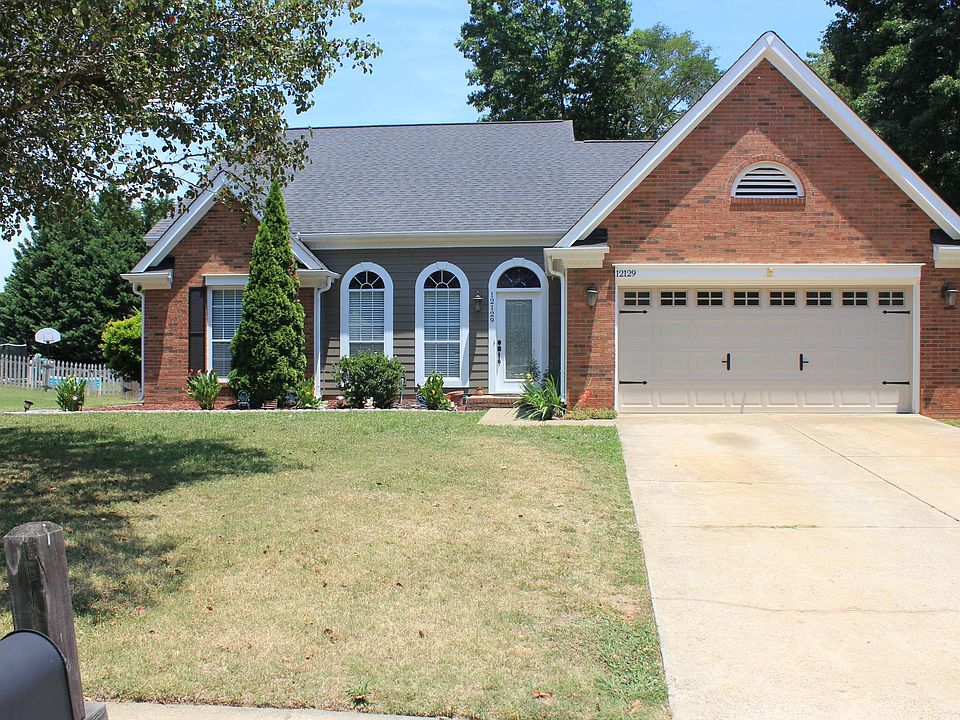 Welcome Home! Beautiful front yard with plenty of parking space.