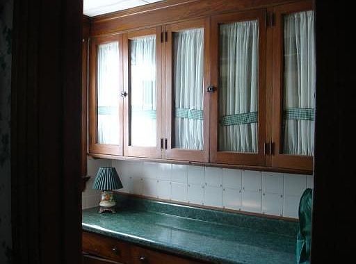 Butlers Pantry joining Kitchen and Dining Room w/hrdw flrs & coffered ceiling