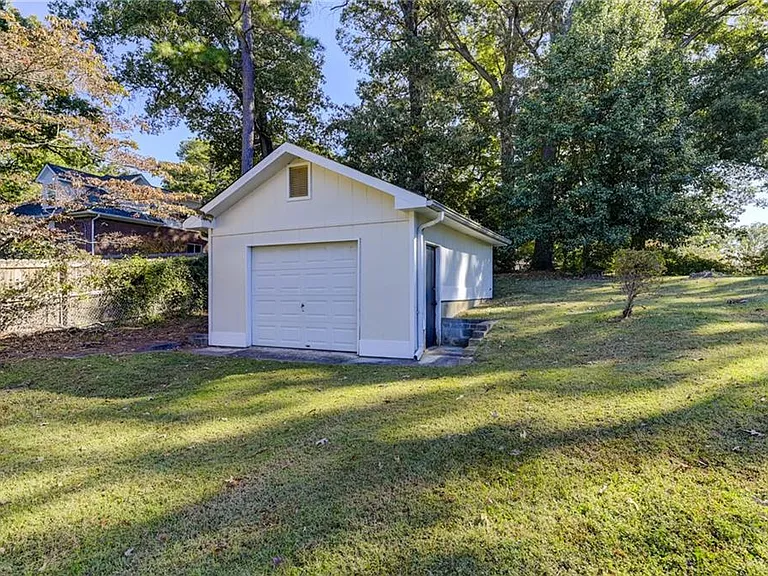 2325 Elmwood Cir SE — Photo 6