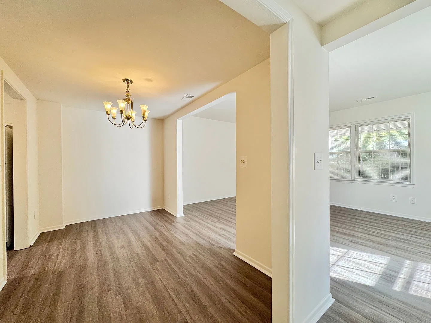 2 BR End Unit Townhouse with Covered Back Patio off Lawndale — Photo 4