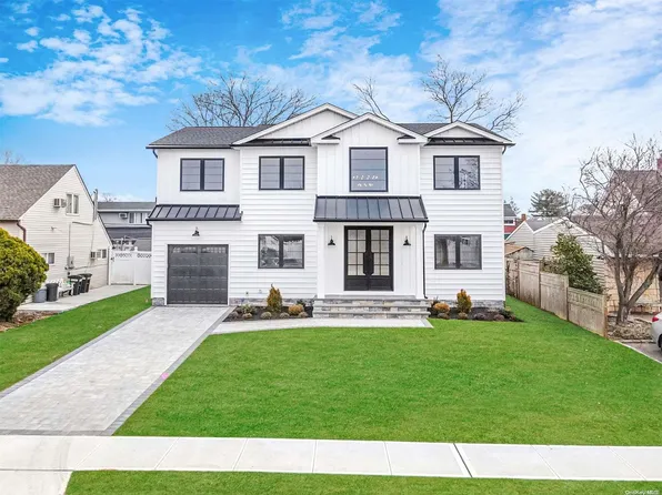 41 Choir Lane, Westbury, NY 11590