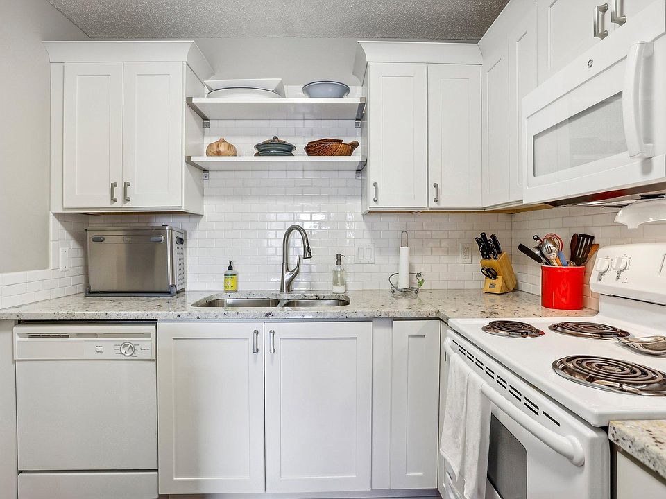 1st image of 26 10th St W Unit 1205