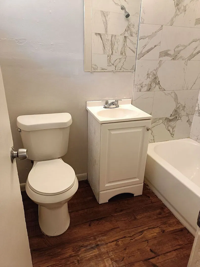 Cute 1 bed spacious unit. Comes with a stove, fridge, wall heater, and window A/C unit — Photo 3