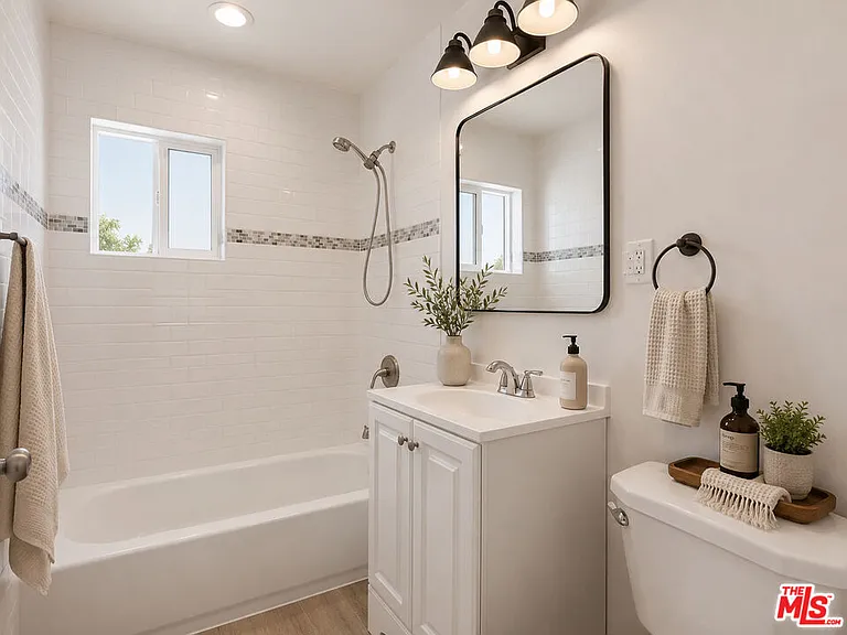 6033 Fallbrook Ave — Photo 12