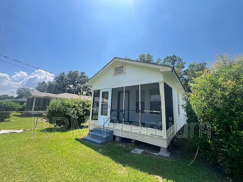 2 bed, 1.0 bath, 950 sqft, $725 — Photo 2