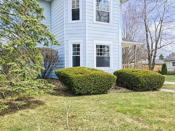561 W Grant St, Saint Anne, IL 60964