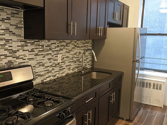 2nd image of 926 Bronx Park S #D2