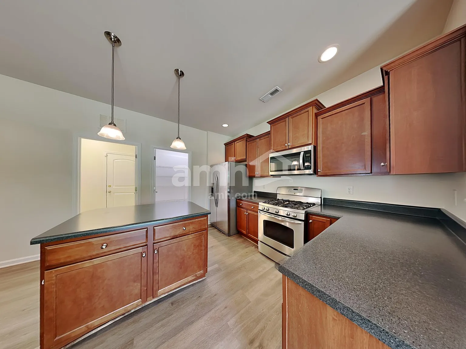 5 bed, 2.5 bath, 3064 sqft, $2,720 — Photo 3