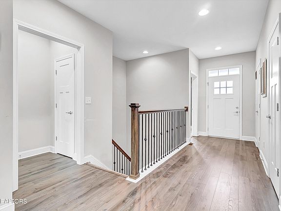 4th image of 8614 Oxford Dr