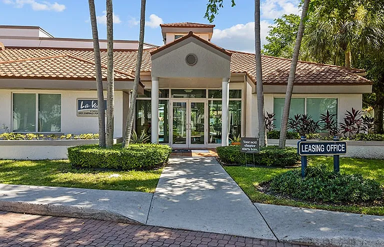 La Vue at Emerald Pointe — Photo 8