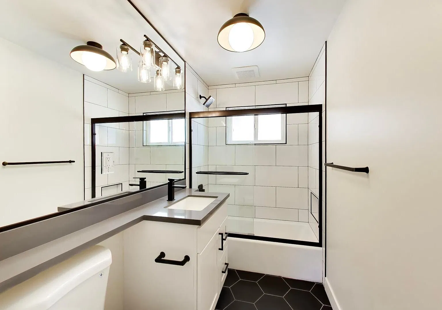 Newly Renovated 1 Bedroom Apartment in Downtown Burlingame! — Photo 1