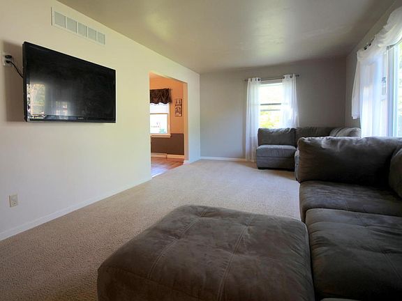 5th image of 987 Meadow Dr