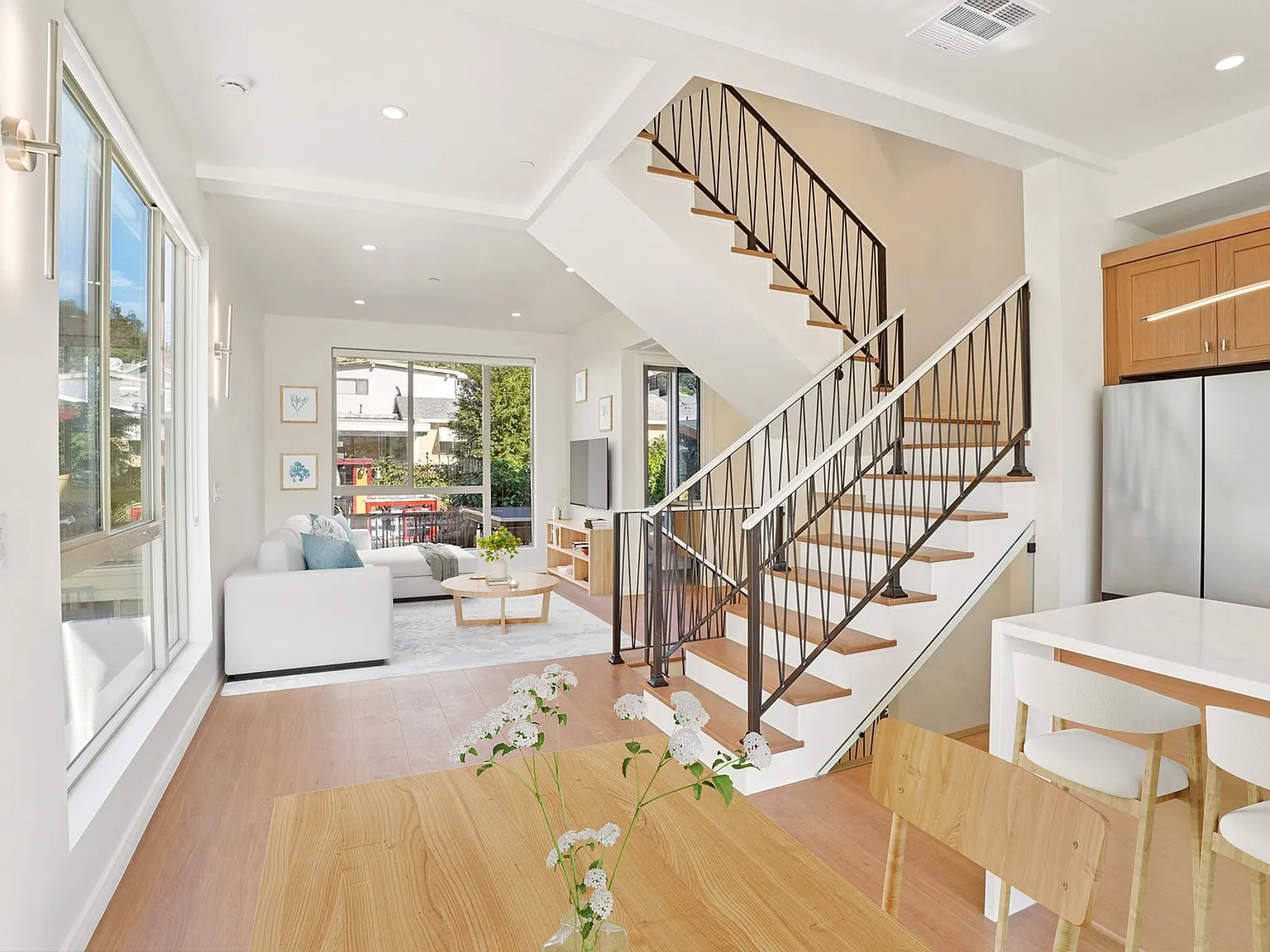3 bed, 3.5 bath, 1600 sqft, $4,554 — Photo 2