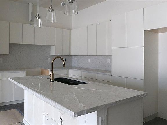 5th image of 207 W Johanna St #101