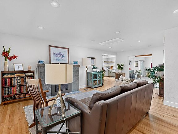 4th image of 328 Fontana Pl NE