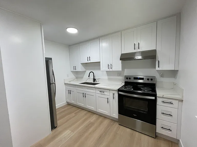 1221 E Beechwood St #1B — Photo 3
