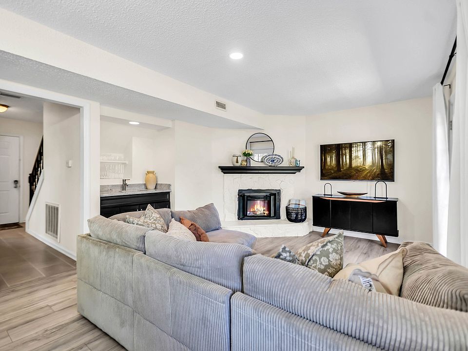 1st image of 107 Maple Way N