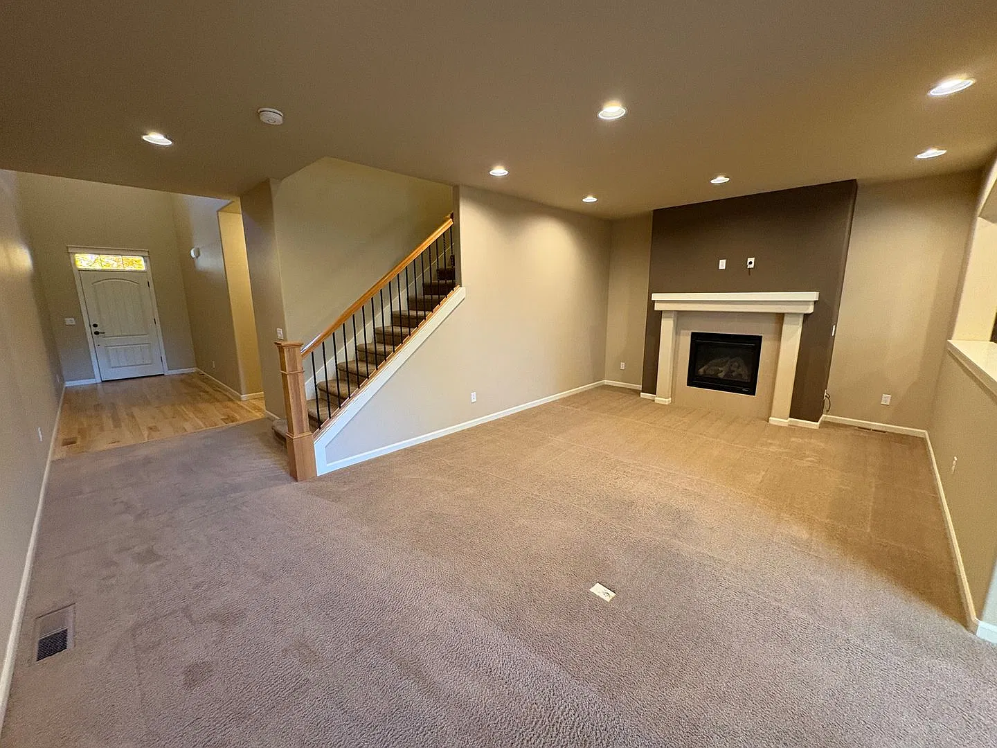 Beautiful 3 Bed/2.5 Bath Townhome in SE Bend Stonegate Community — Photo 3