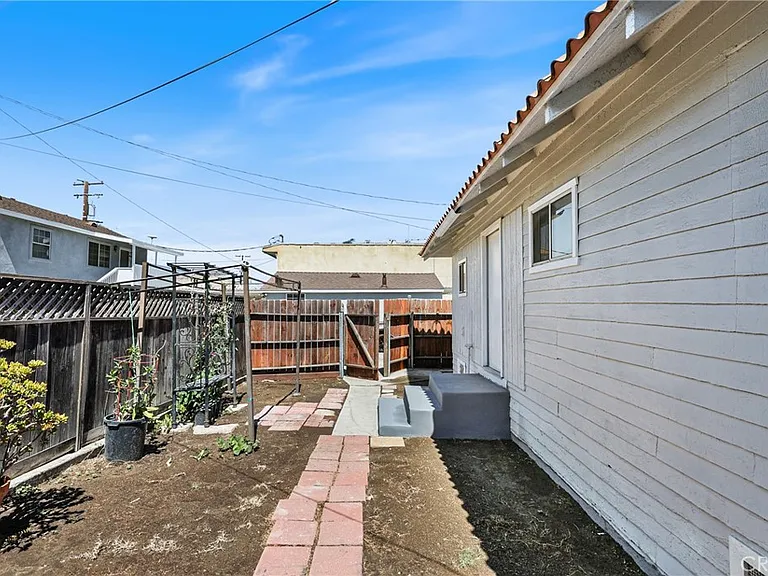 15329 S Paramount Blvd — Photo 30